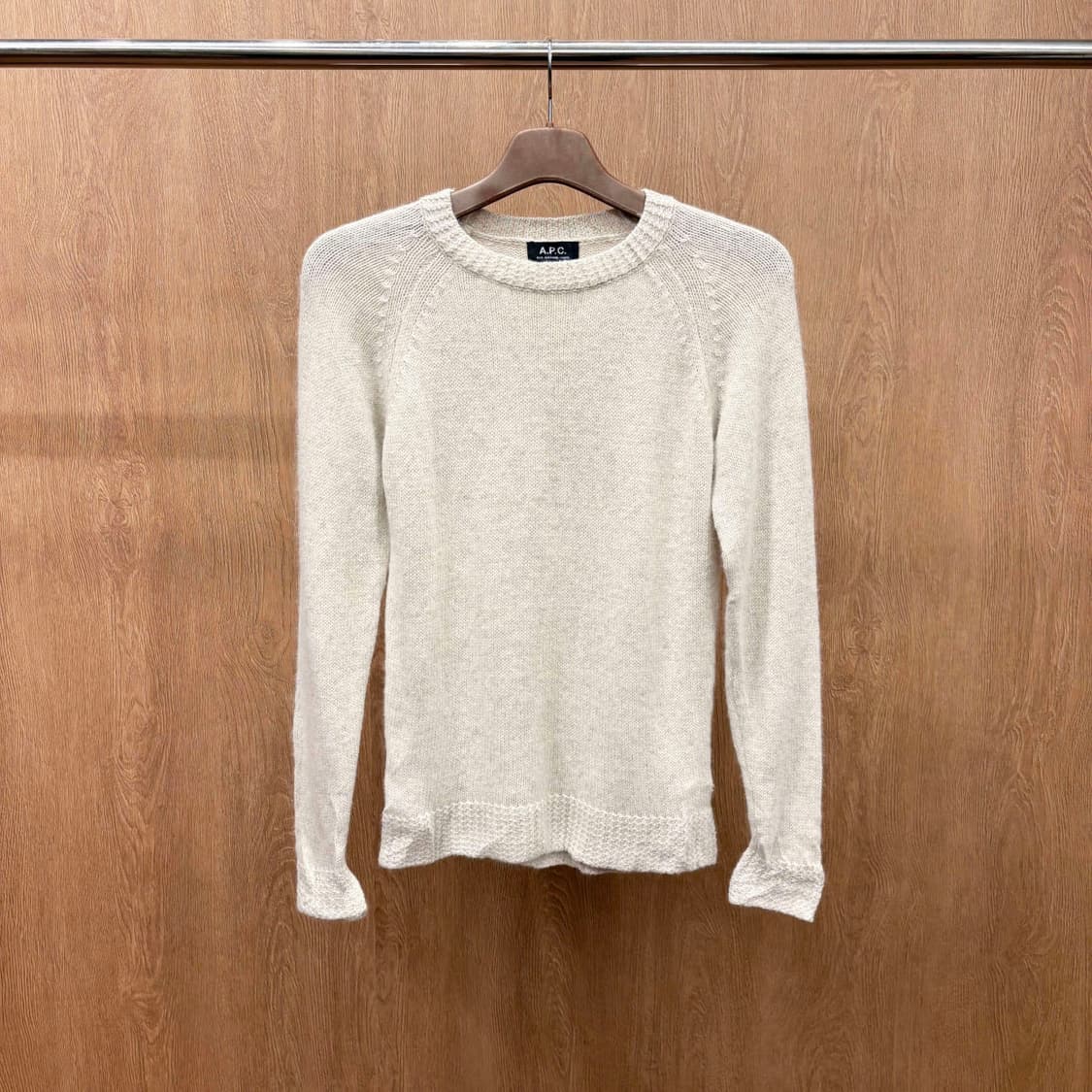 아페쎄 미니멀 라운드넥 긴팔 니트 레글런 슬리브 립 짜임 디테일 아이보리 상품이미지3