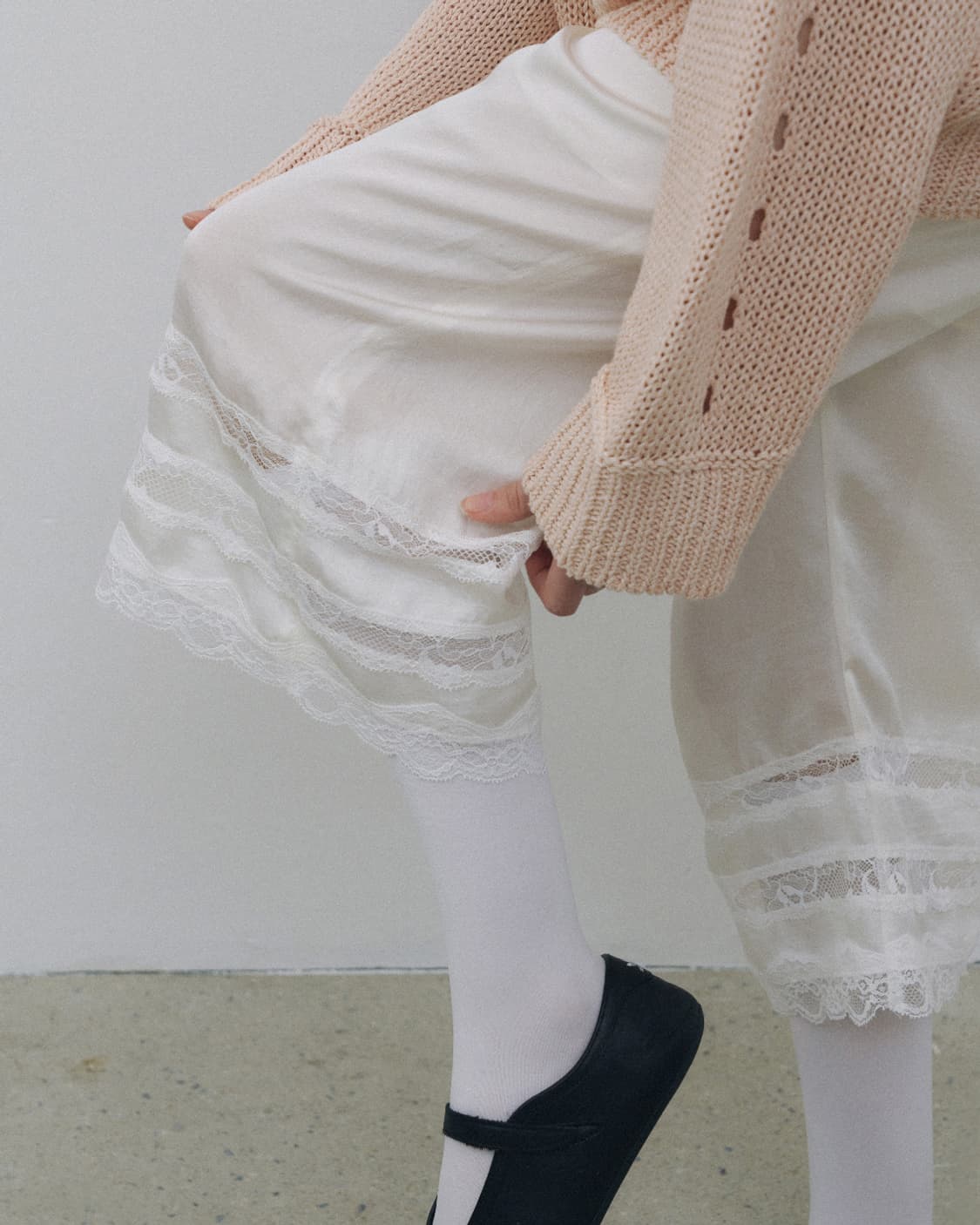 아유서울 SATIN LACE CROPPED PANTS IVORY 상품이미지3