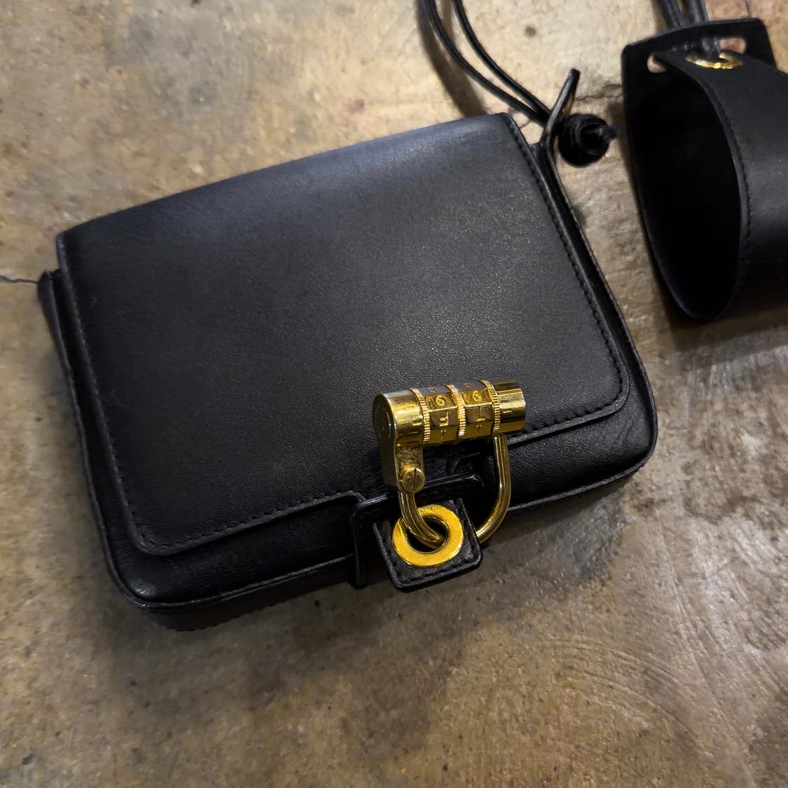 톰포드 커프 레더 미니백 상품이미지2