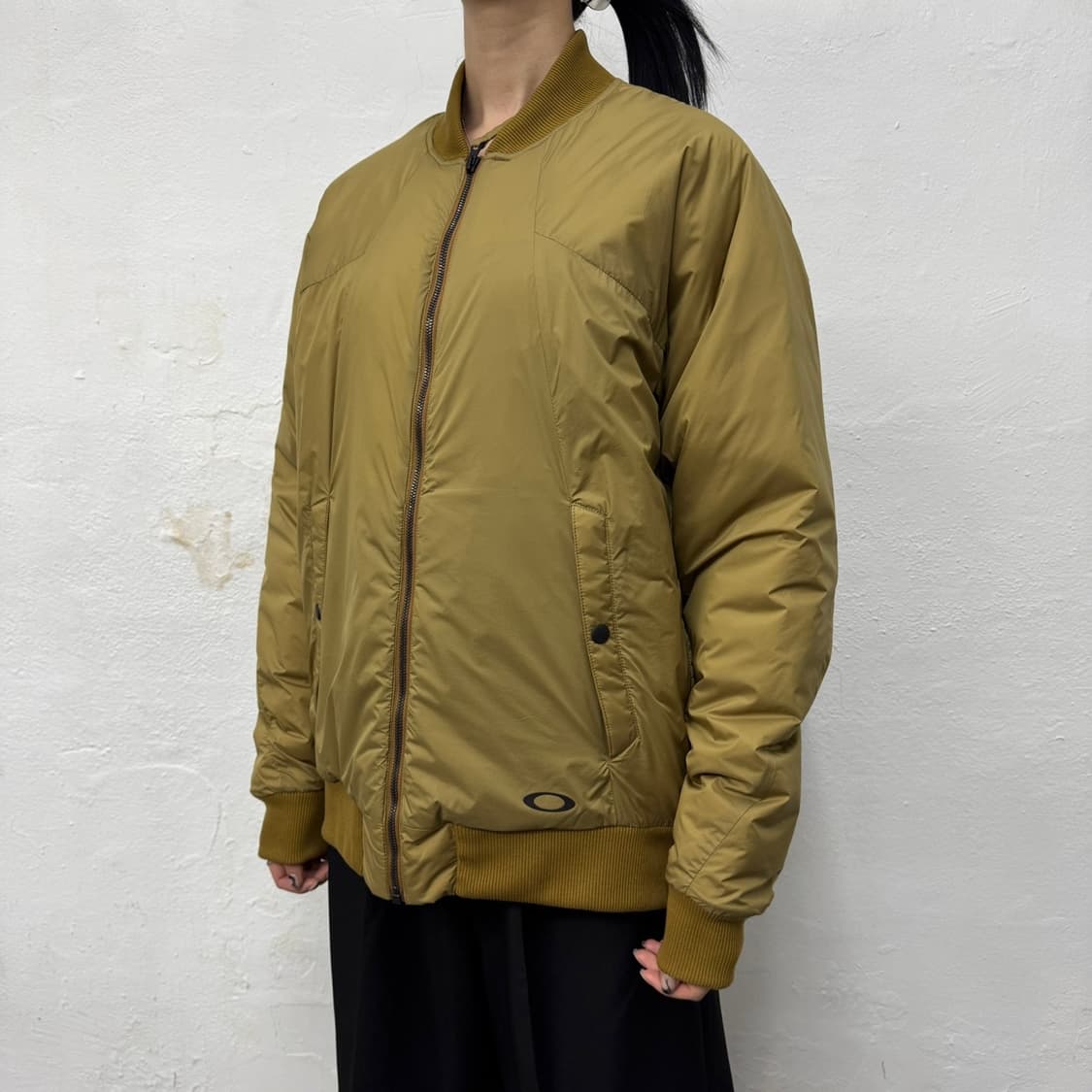 오클리(OAKLEY) 베이지컬러 서클로고 나일론 인슐레이션 블루종 자켓 상품이미지1