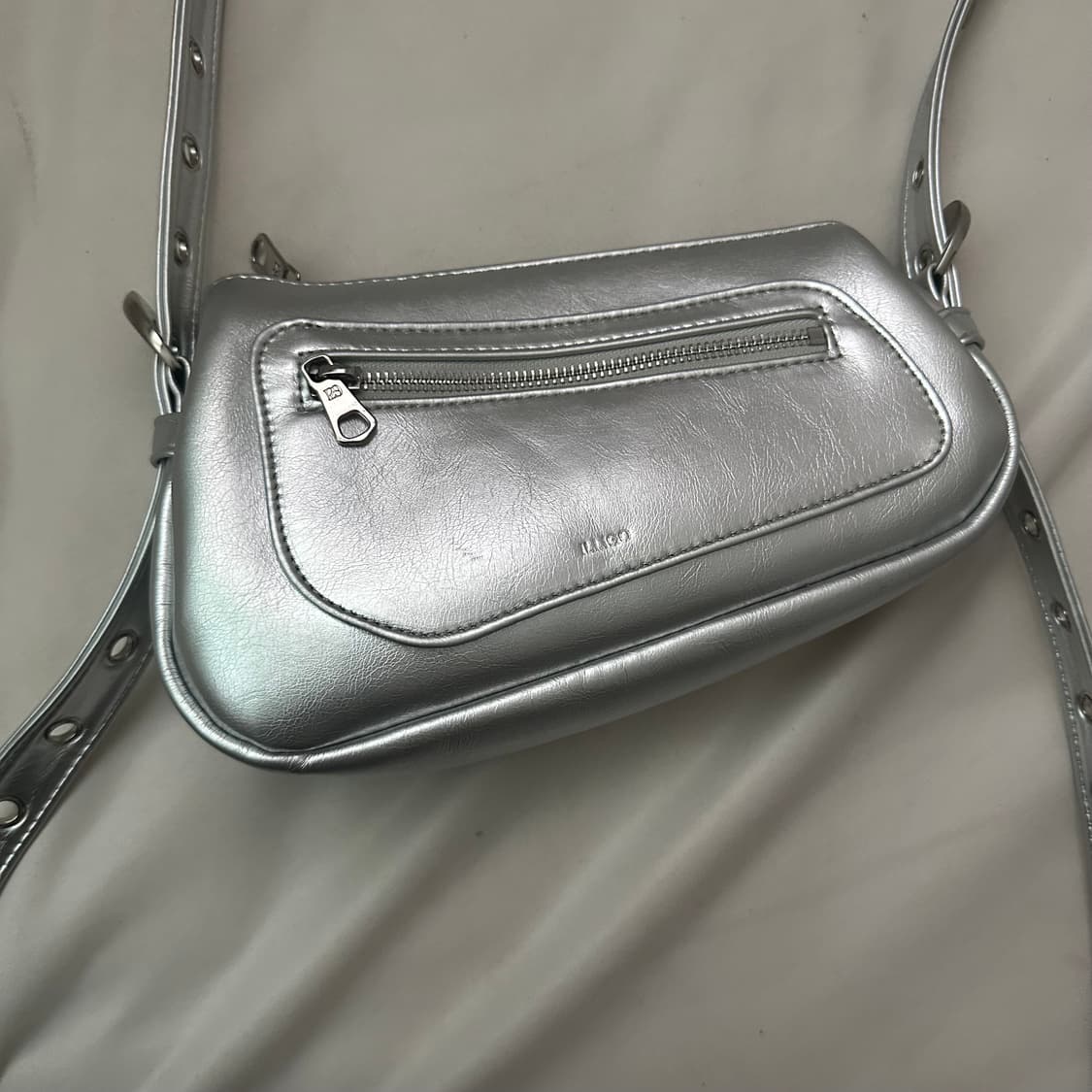 일리고 에이티피컬 포켓 백 실버 상품이미지2