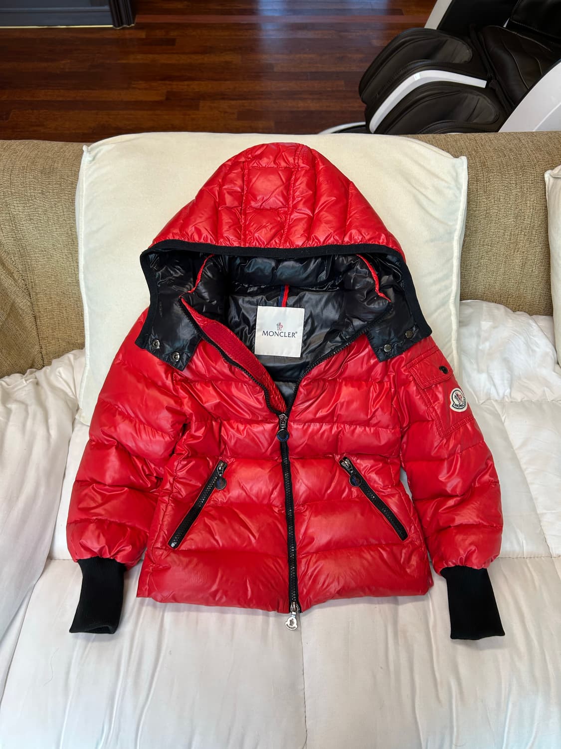 몽클레어 키즈 레드 유광 후드 다운패딩(8세/128cm) 상품이미지4