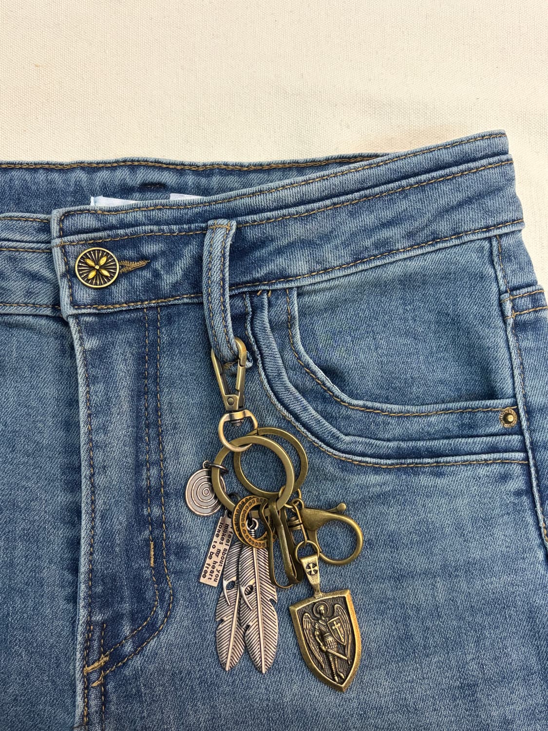 ⚔️ Guardian Relic – 빈티지 실드 & 페더 참 키링 상품이미지3