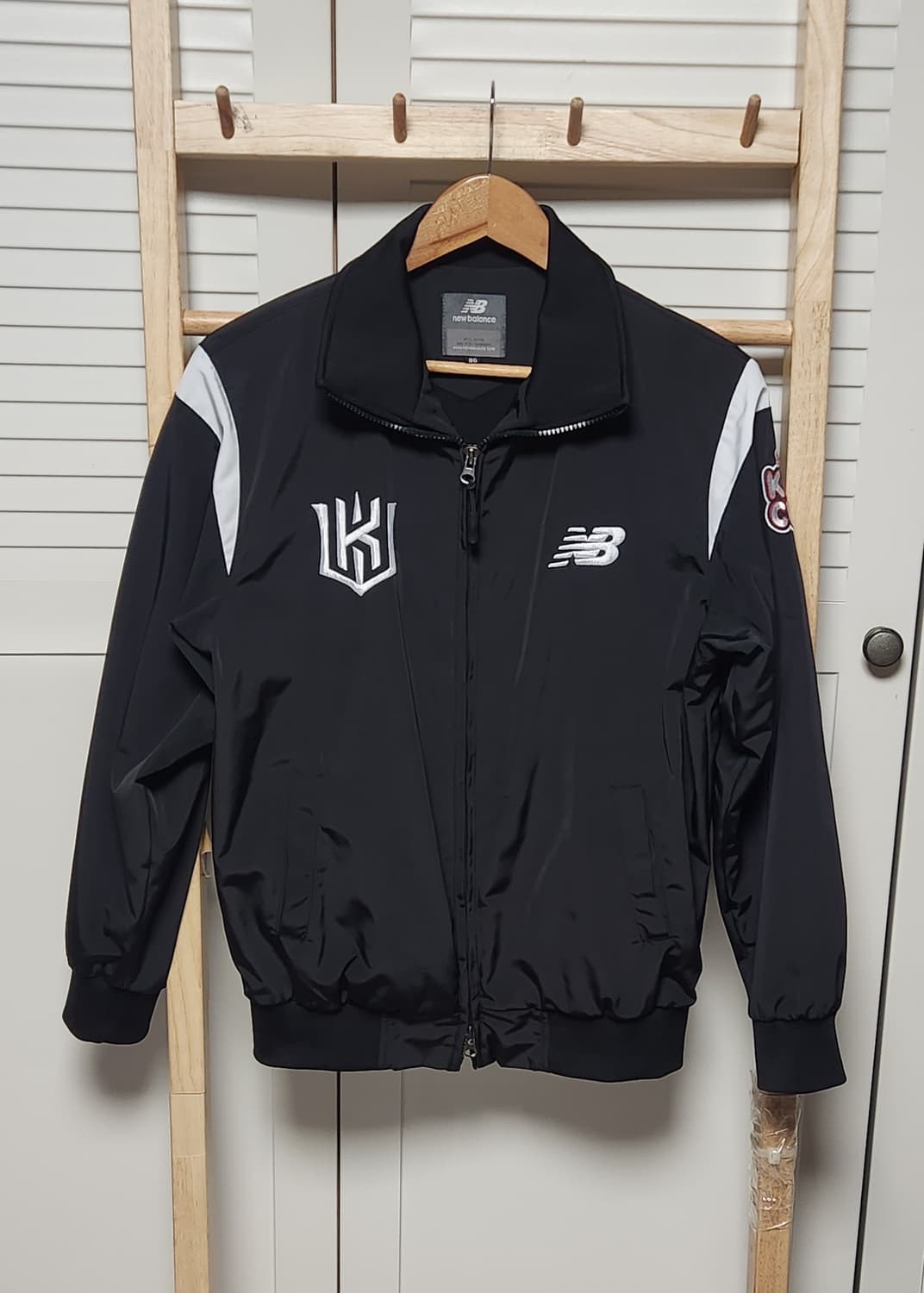 뉴발란스 2023 KT위즈 춘추 바람막이 자켓 상품이미지5