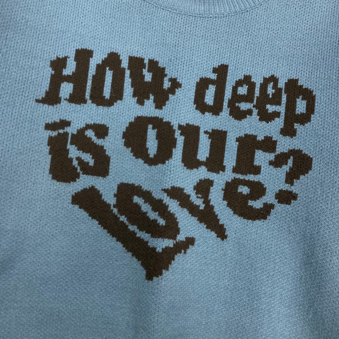 러브이즈트루 스카이 컬러 빅로고 니트 상품이미지2