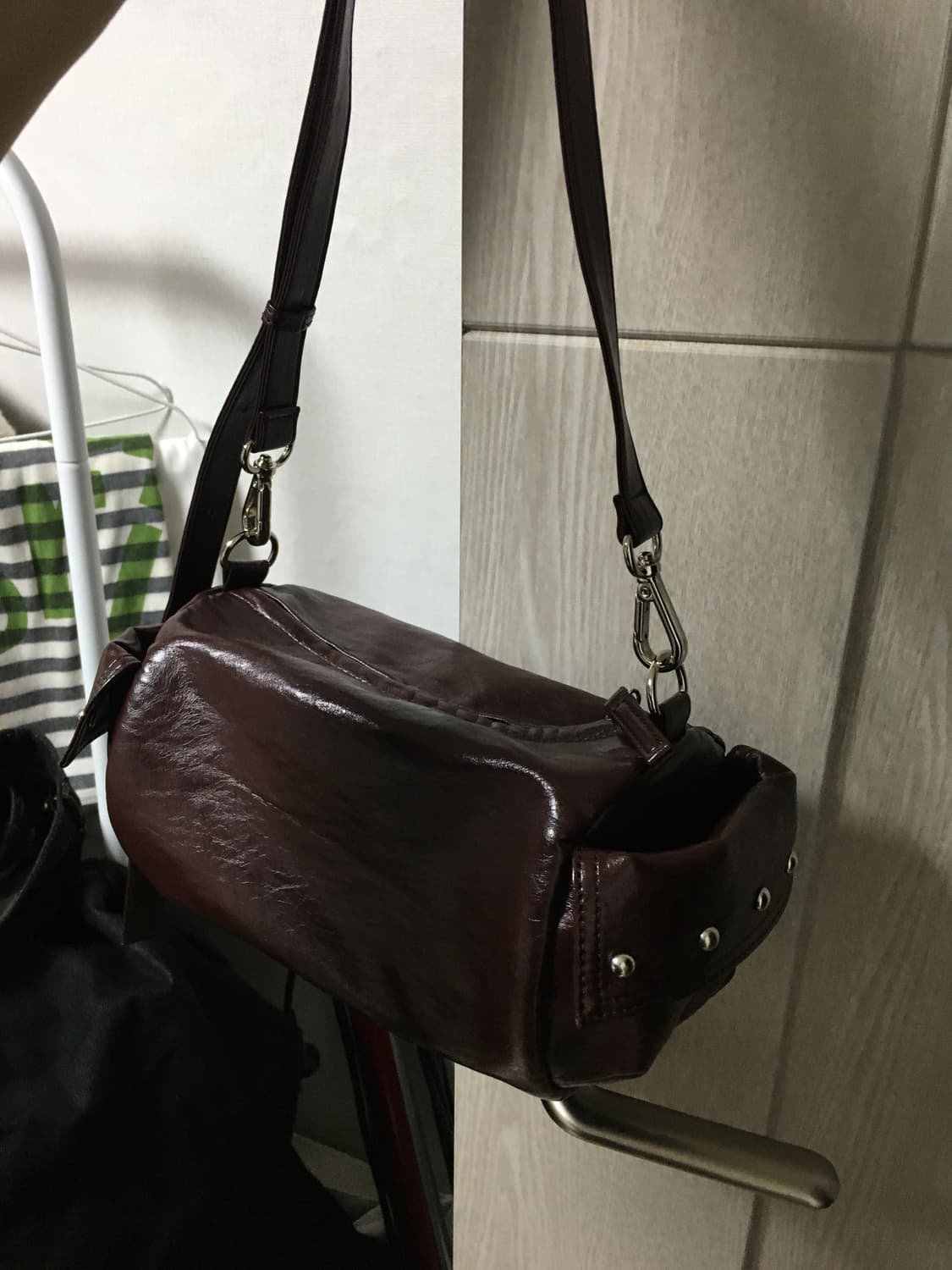 다이닛 스터드 포켓 숄더백 버건디 상품이미지3