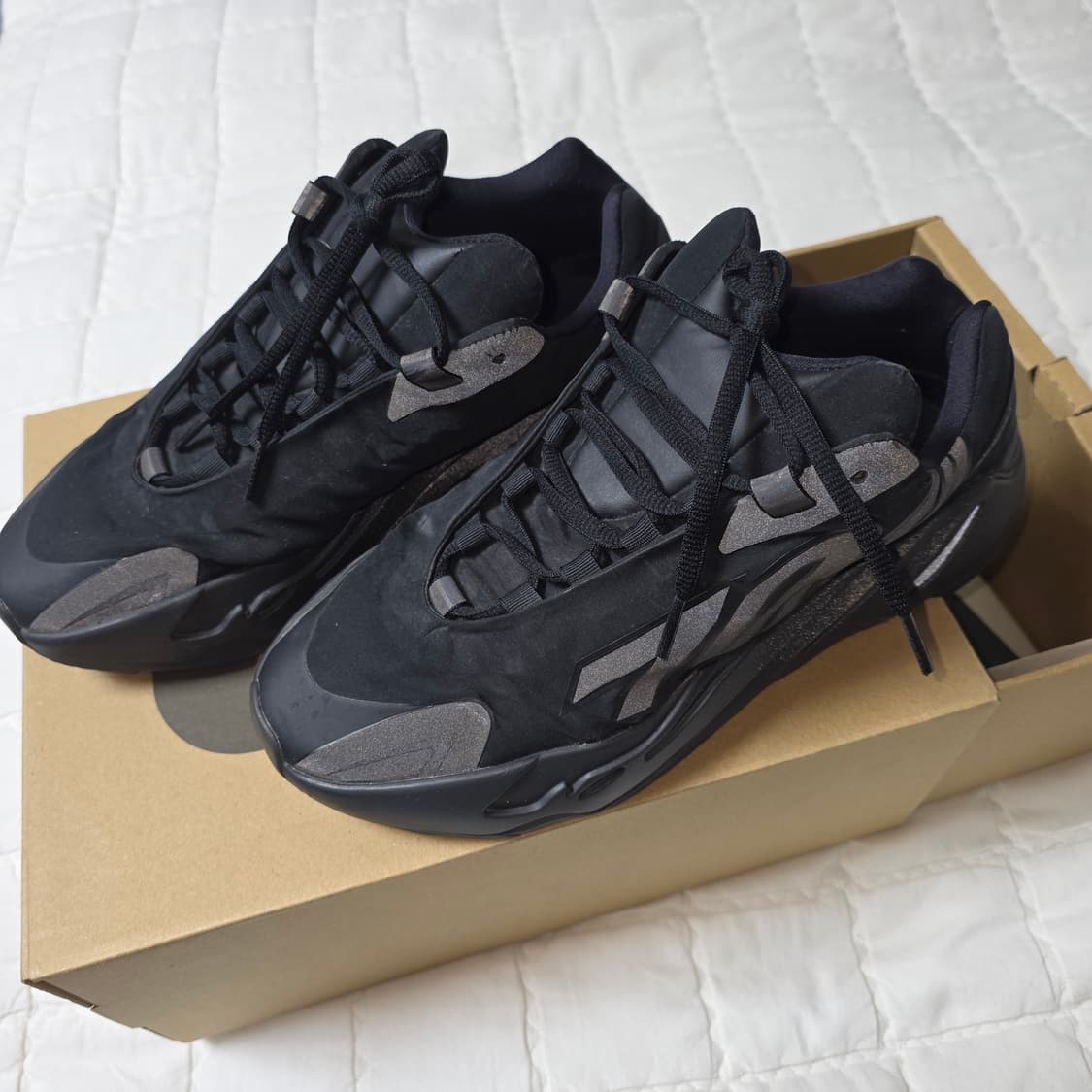 (중고) 아디다스 이지 부스트 700 MNVN 트리플 블랙 275사이즈 상품이미지3