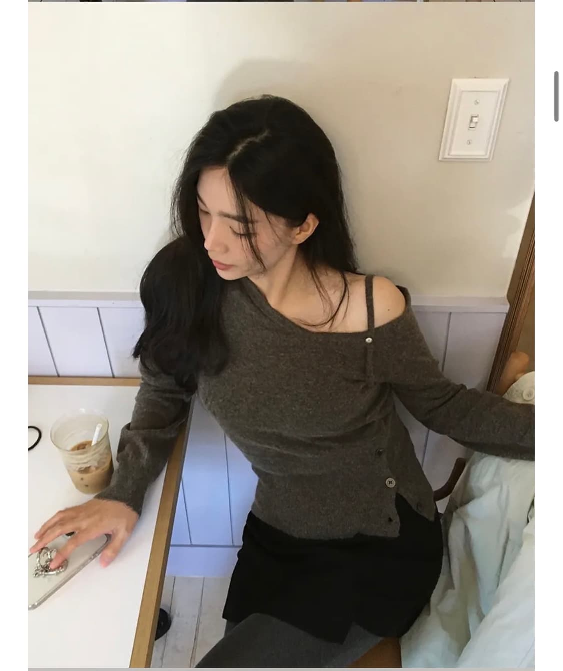 아워코모스 버튼 오프숄더 니트  상품이미지4