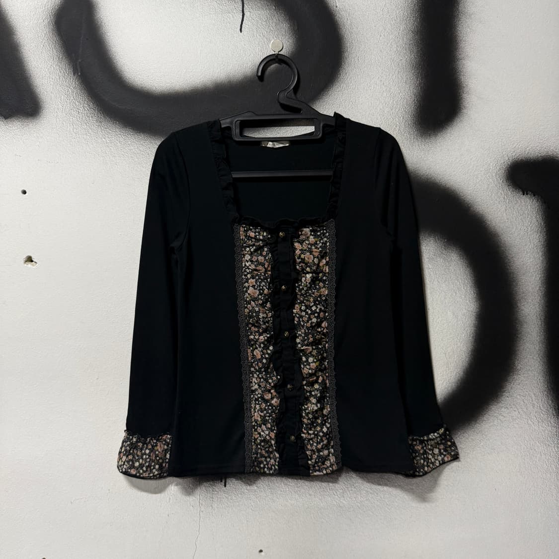 액시즈팜 블랙 모리 플로럴 레이스 롱슬리브 상품이미지1