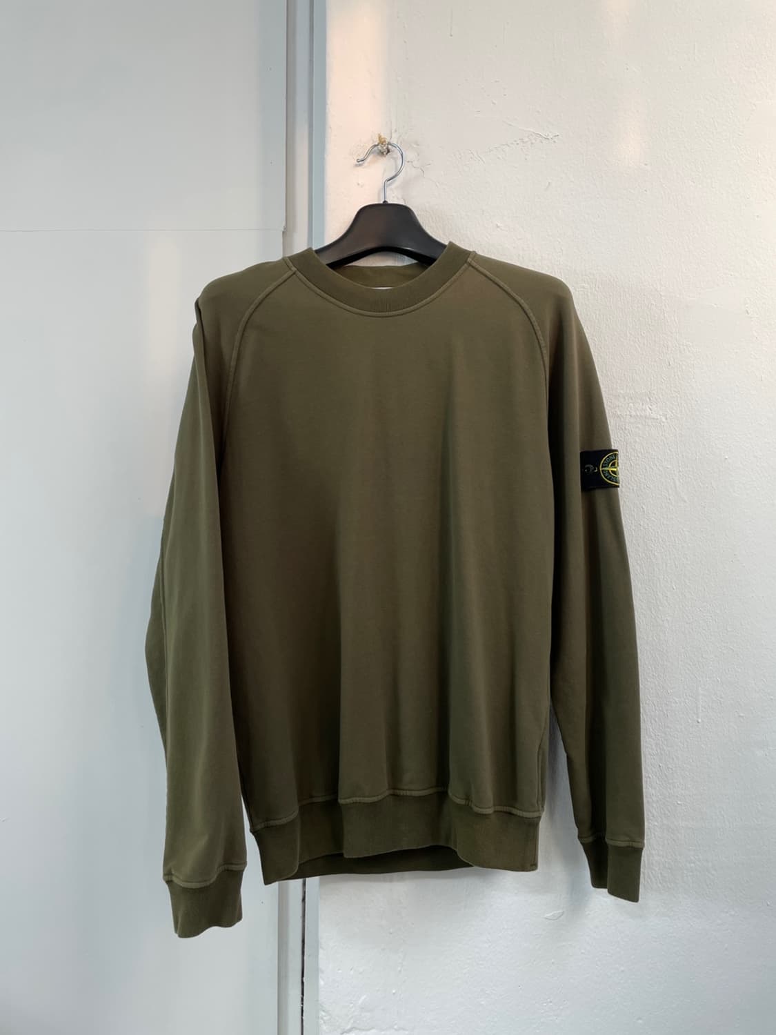 스톤 아일랜드 와펜 카키 맨투맨 상품이미지1