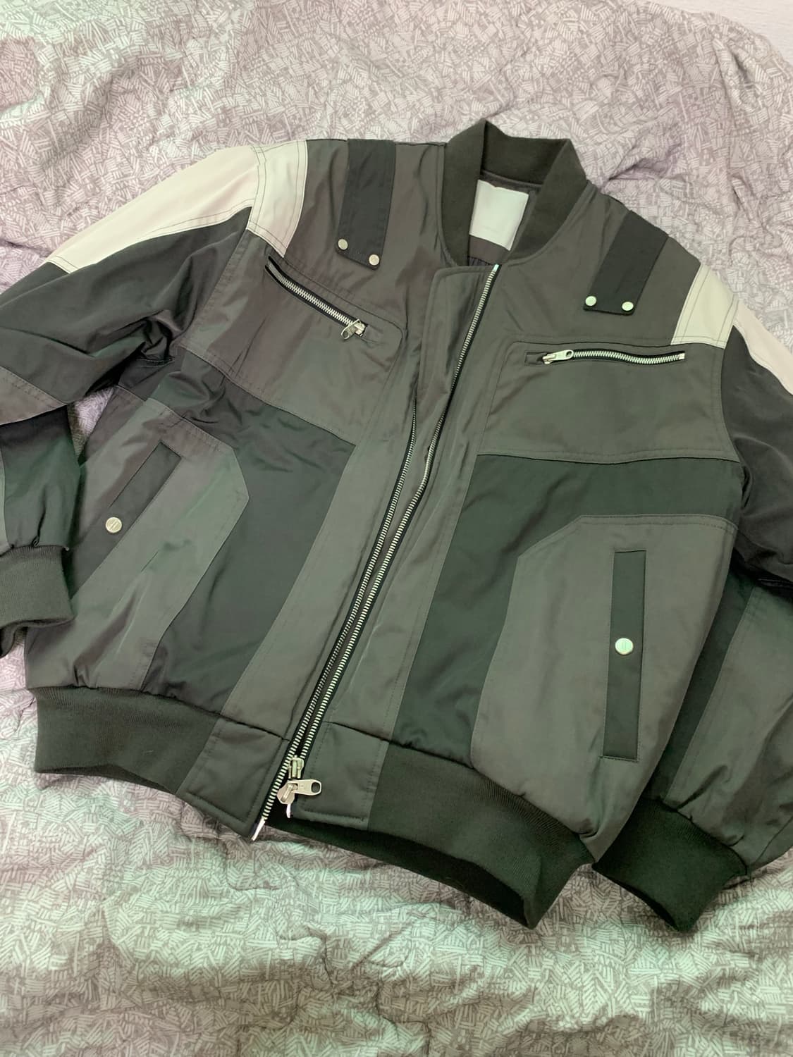 언더마이카 와니 카메 멀티 블록 포켓 터틀 봄버 드리프트우드 - 22FW 상품이미지2