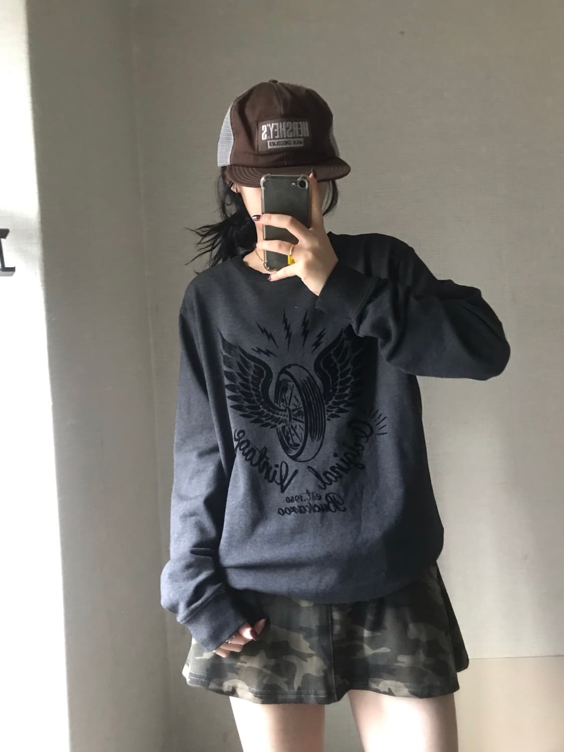 버카루 그레이 윙 맨투맨 상품이미지1