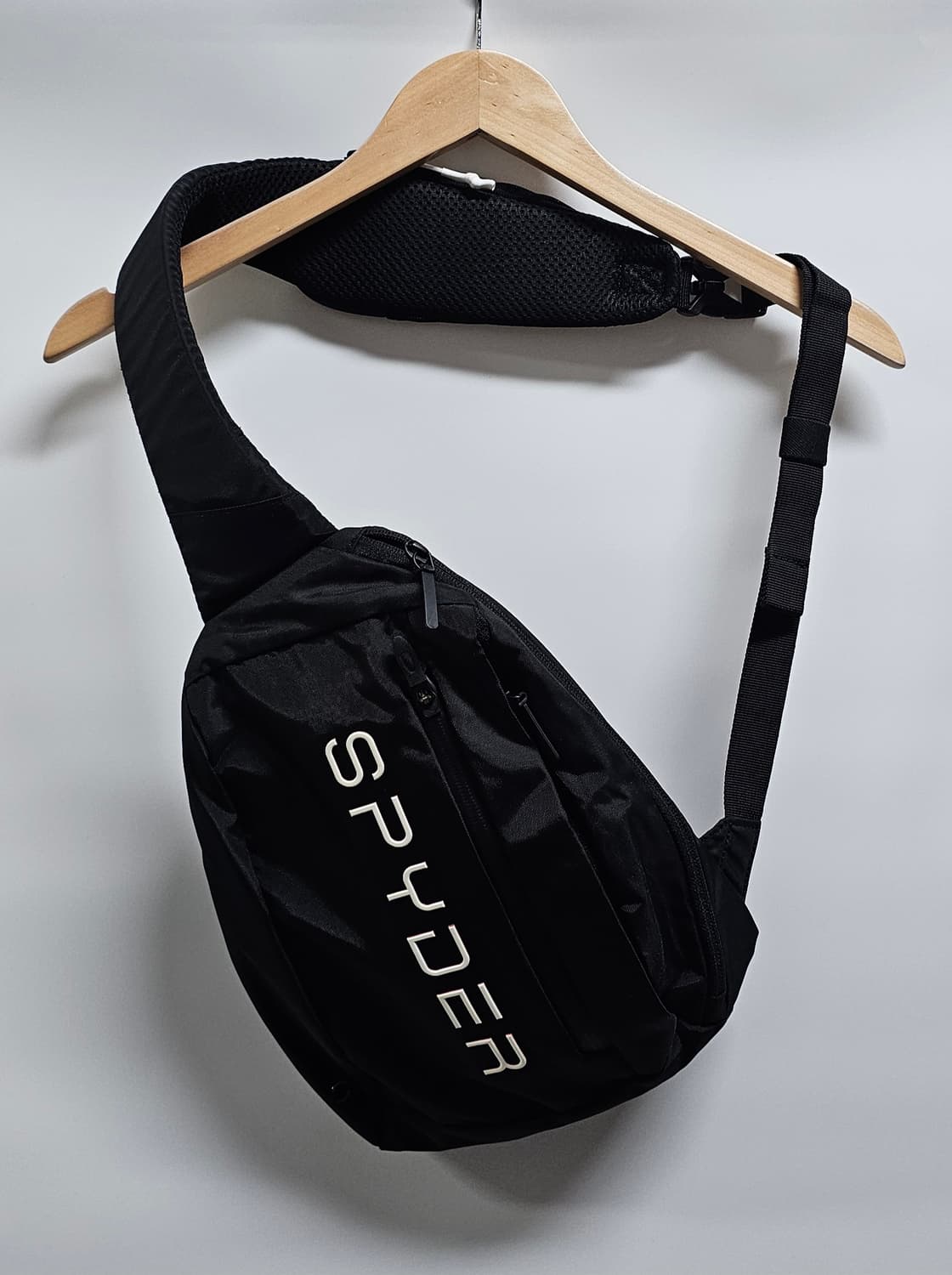 스파이더 블랙 슬링백 가방 상품이미지1