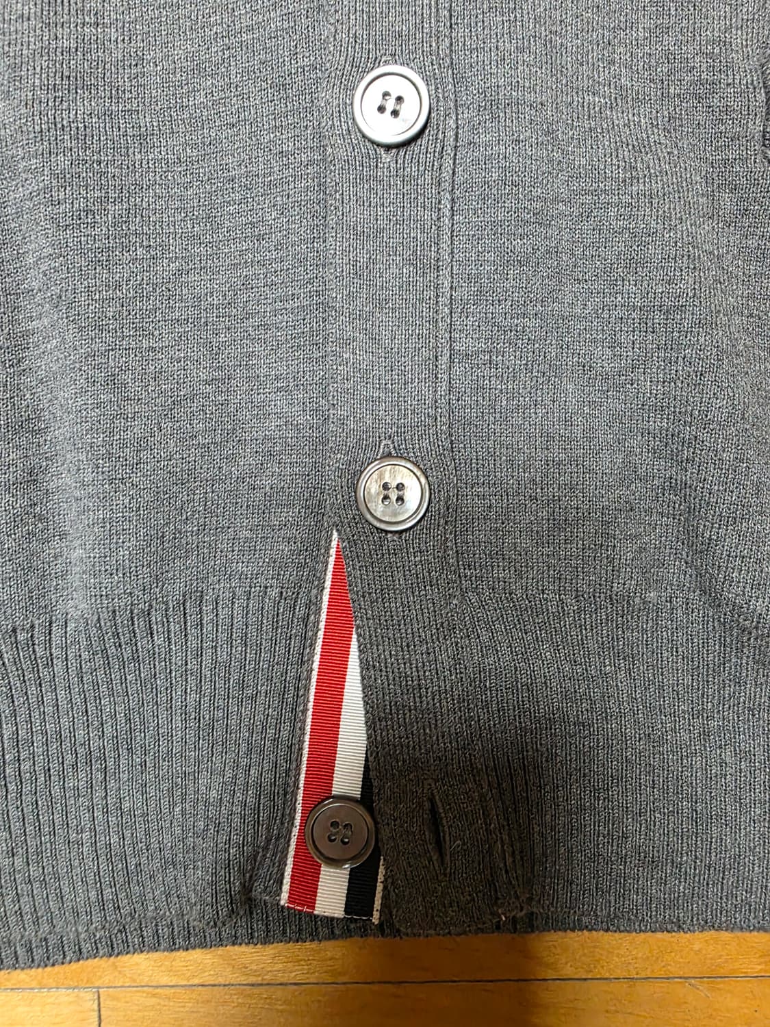 [3,새상품급]톰브라운 밀라노스티치 가디건 미드그레이 상품이미지4