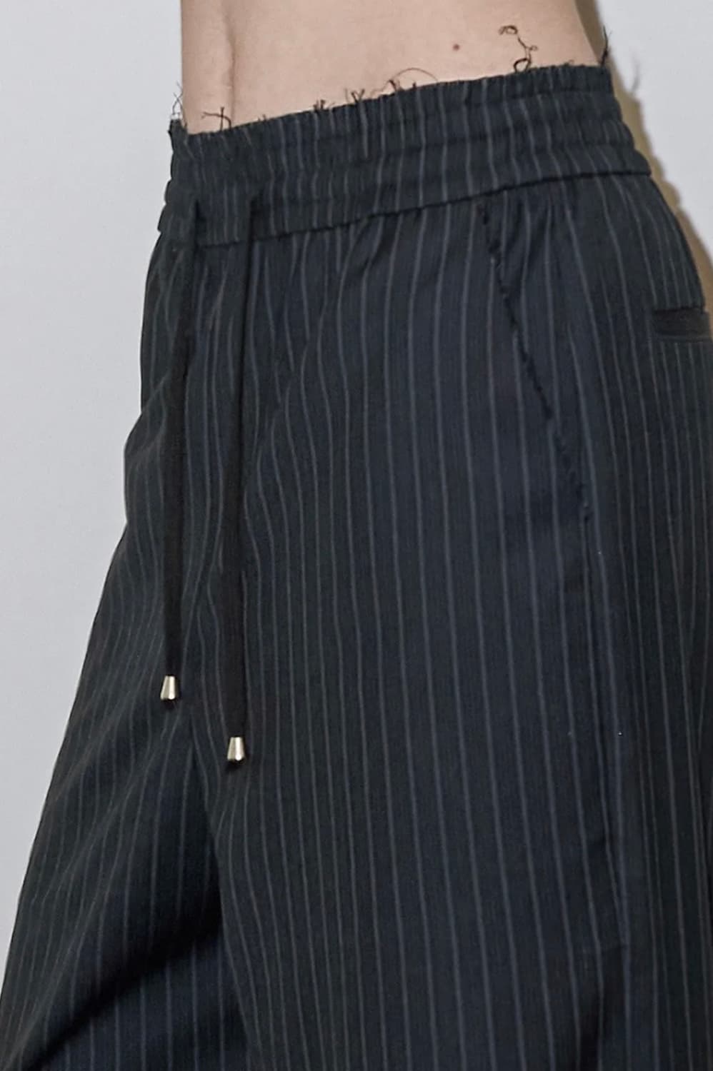 폴리수엠 핀스트라이프 자카드 팬츠 블랙 2사이즈 상품이미지4