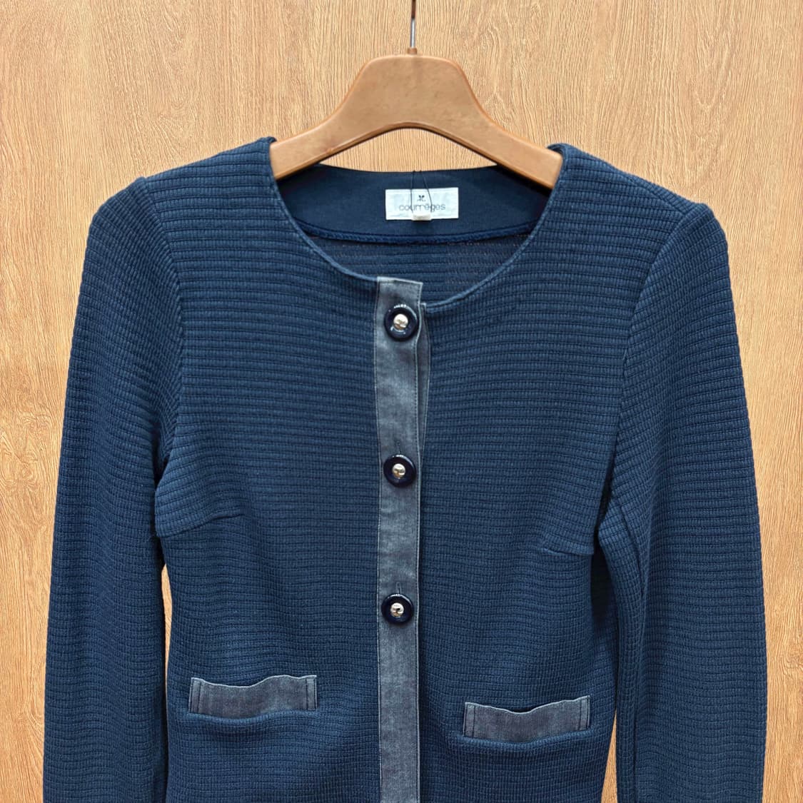 꾸레쥬 라운드넥 니트 가디건 코튼 배색 플래킷 디테일 레귤러핏 블루 상품이미지4