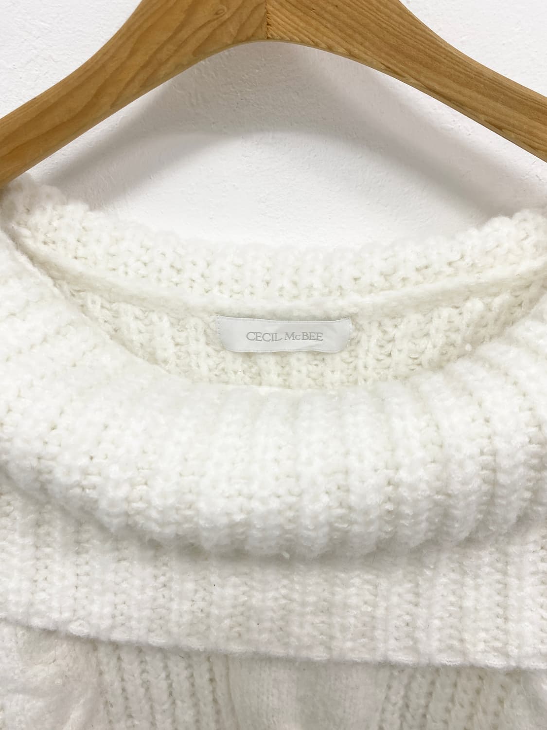 [CECIL MCBEE] 세실맥비 로걀 달천깔 오프숄더 니트 상품이미지5