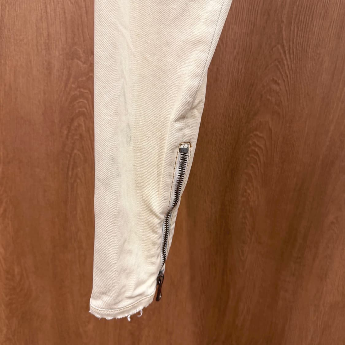 발망 팬츠 퀄팅 바이커 패널 언밸런스 플라이 디테일 슬림핏 아이보리 상품이미지6