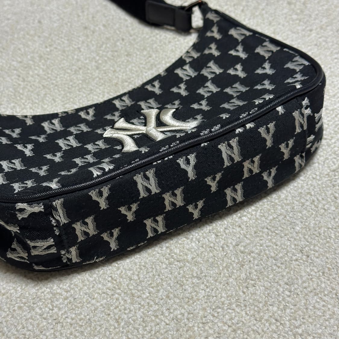 MLB 모노그램 자카드 호보백 상품이미지4