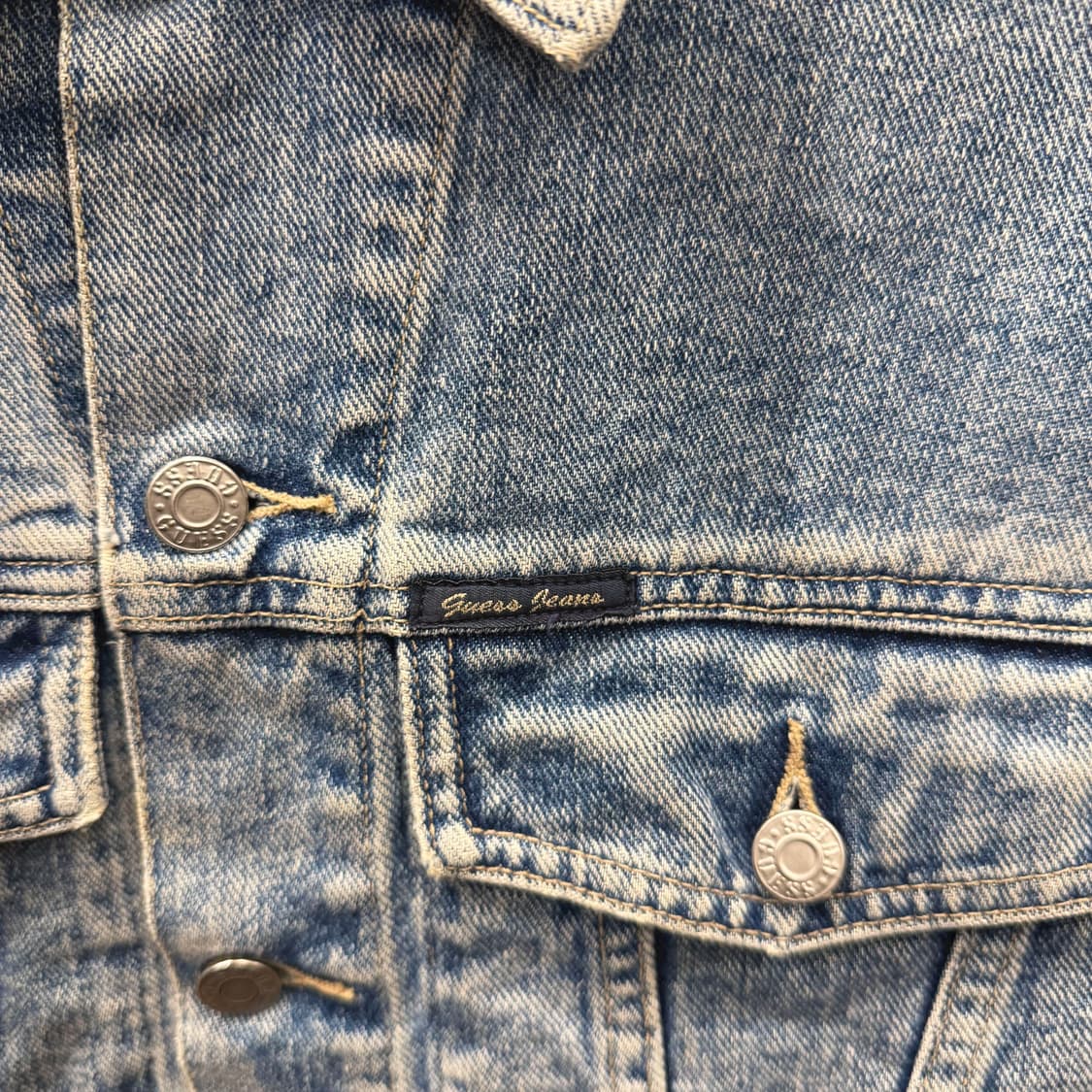 게스 데님 자켓 크롭 핏 포켓 버튼 워싱 스티치 디테일 블루 상품이미지6