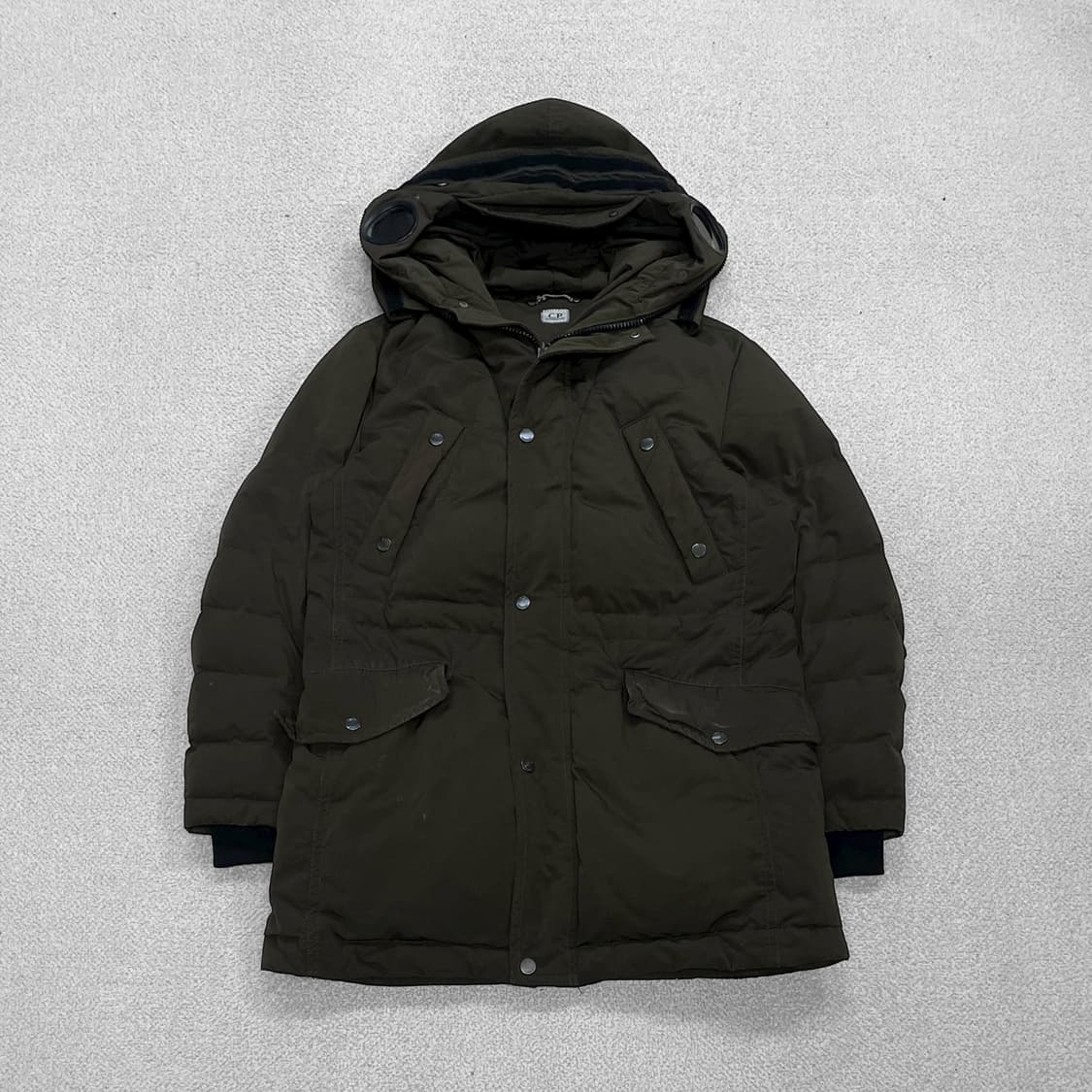 C.P 컴퍼니 고글 렌즈 롱 패딩 카키 상품이미지2