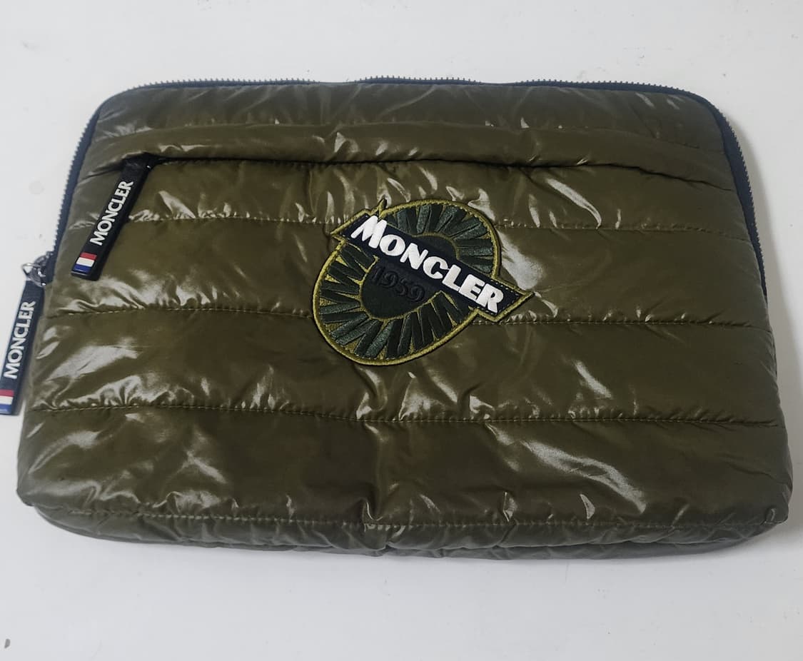 몽클레어 랩탑 패딩 클러치 상품이미지1