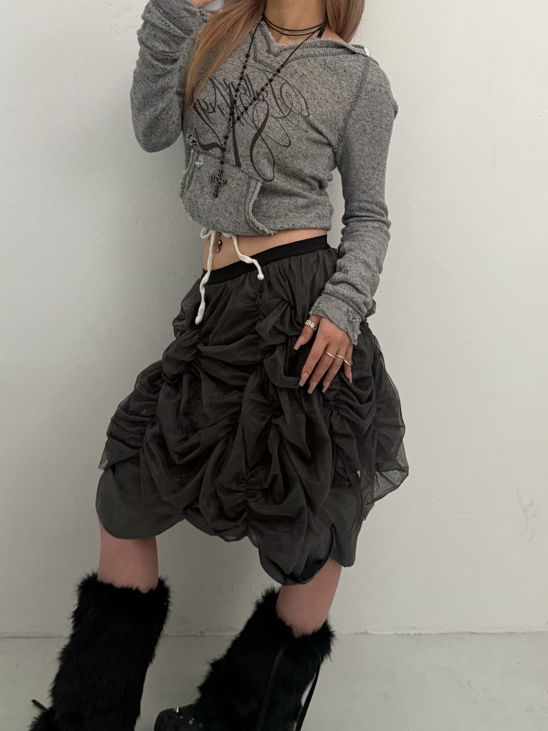 차콜 시스루 셔링 미디 스커트  상품이미지1