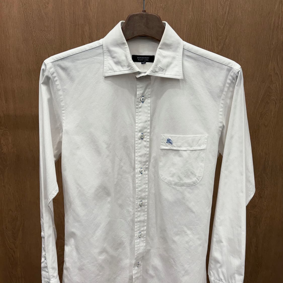 버버리 블랙 라벨 코튼 긴팔 셔츠 포켓 블루 로고 자수 디테일 화이트 상품이미지4