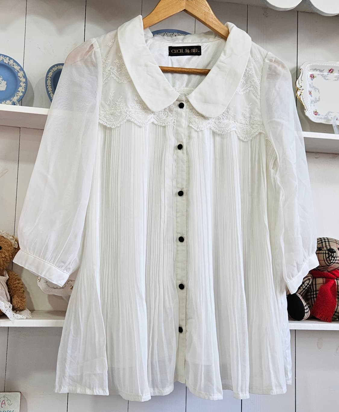 CECIL McBEE 레이스 카라 플리츠 블라우스 상품이미지2