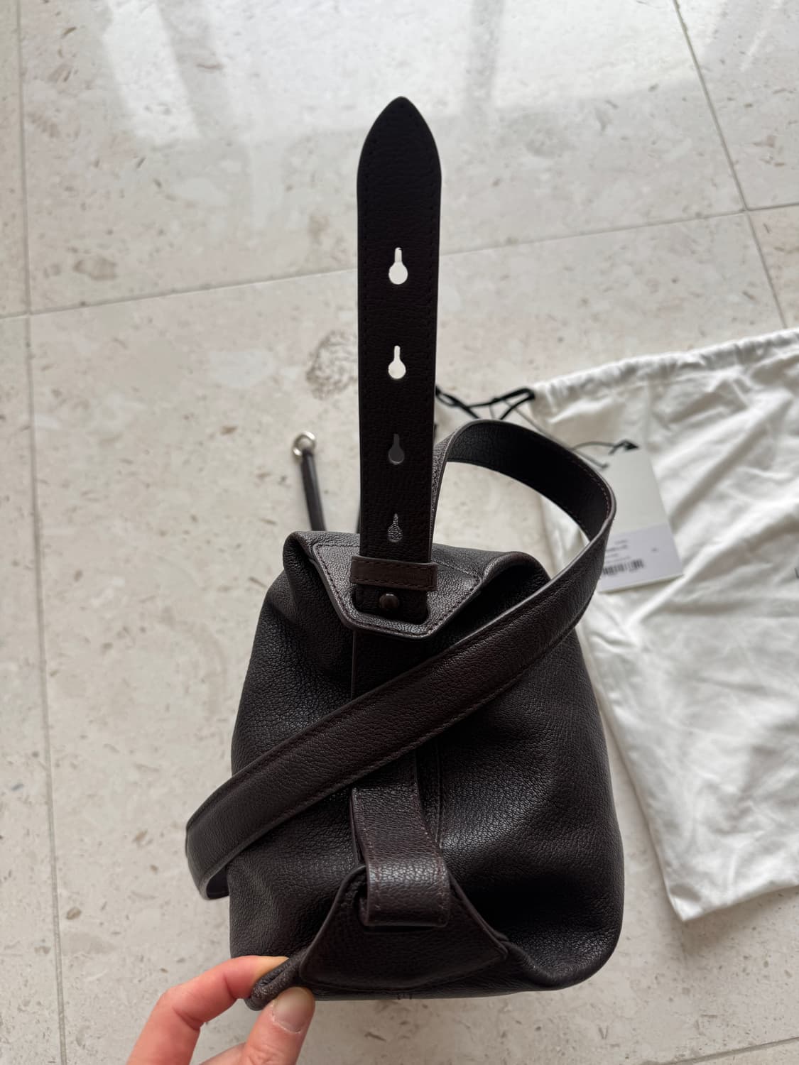 르메르 Lemaire 폴디드 백 다크 브라운 제니 가방 새상품 컨디션은  상품이미지6