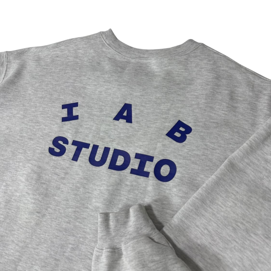 아이앱 스튜디오 라이트그레이 맨투맨 상품이미지3