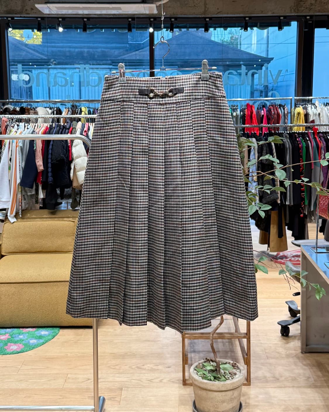 아쿠아스큐텀 브라운 하운드투스 핀턱 미디스커트  상품이미지1