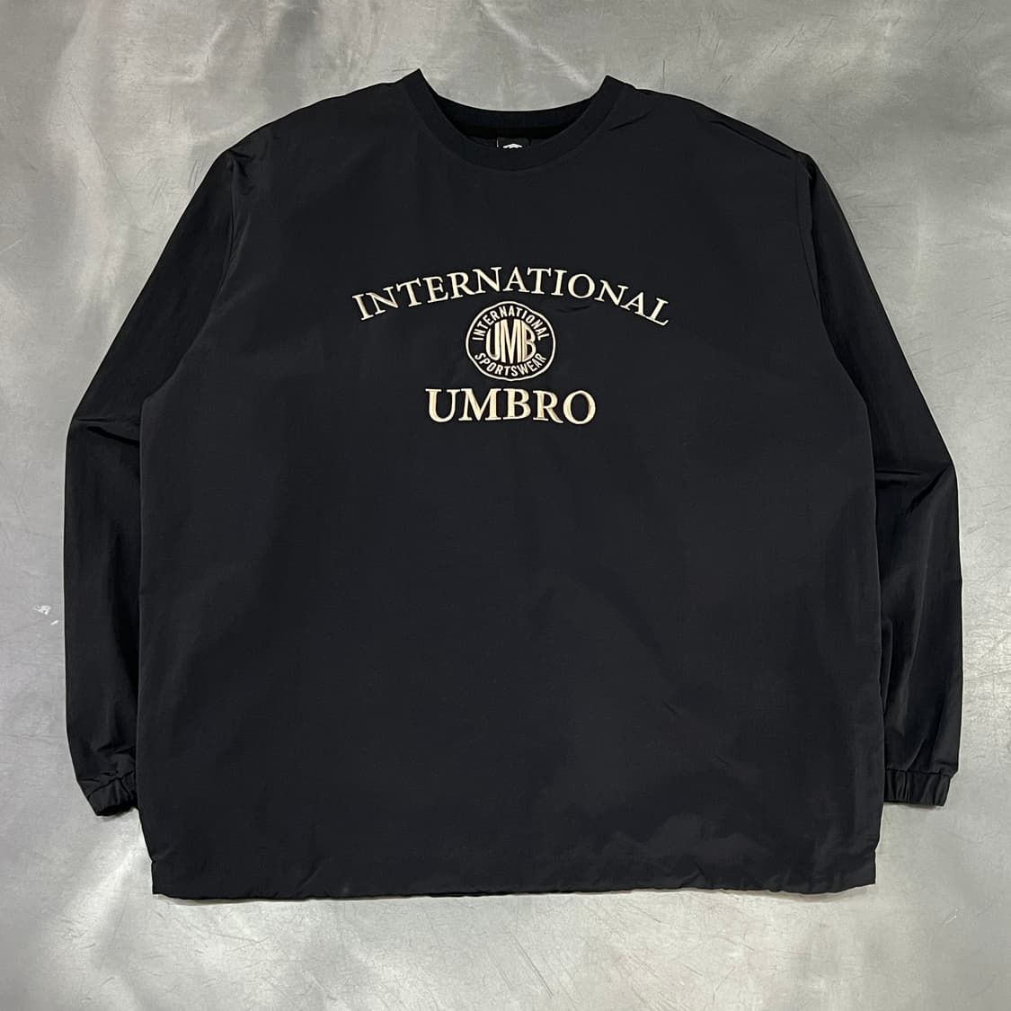  엄브로 자수 풀오버 웜업 y15850 상품이미지1