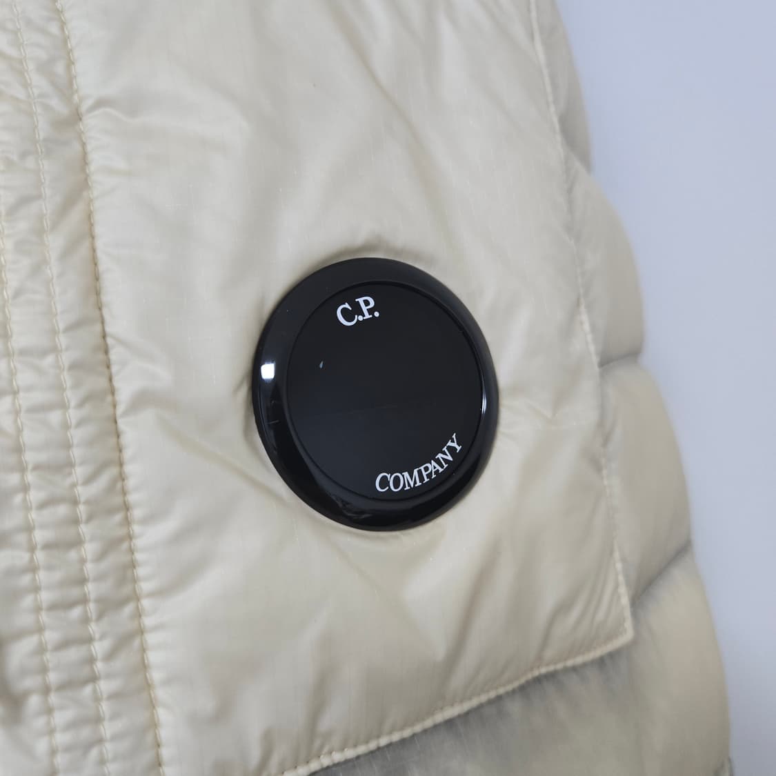 [M] CP컴퍼니 25FW DD쉘 미디엄 다운 자켓 피스타치오 쉘 베이지 상품이미지2