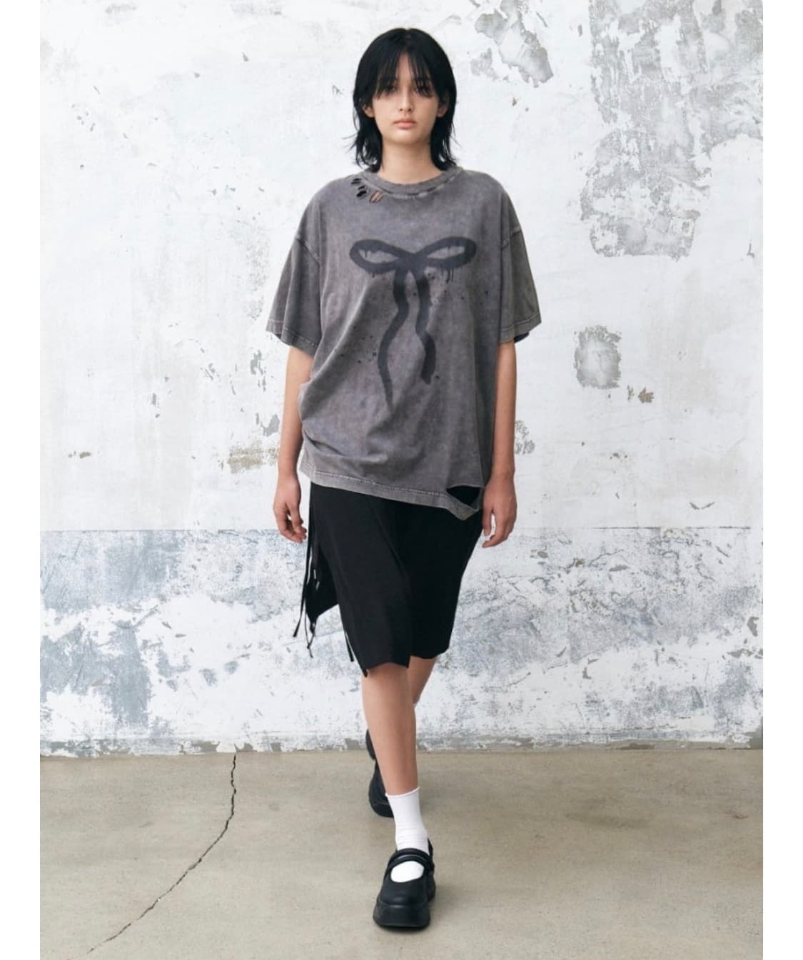 인사일런스우먼 디스트레스드 스프레이 티셔츠 CHARCOAL 상품이미지2