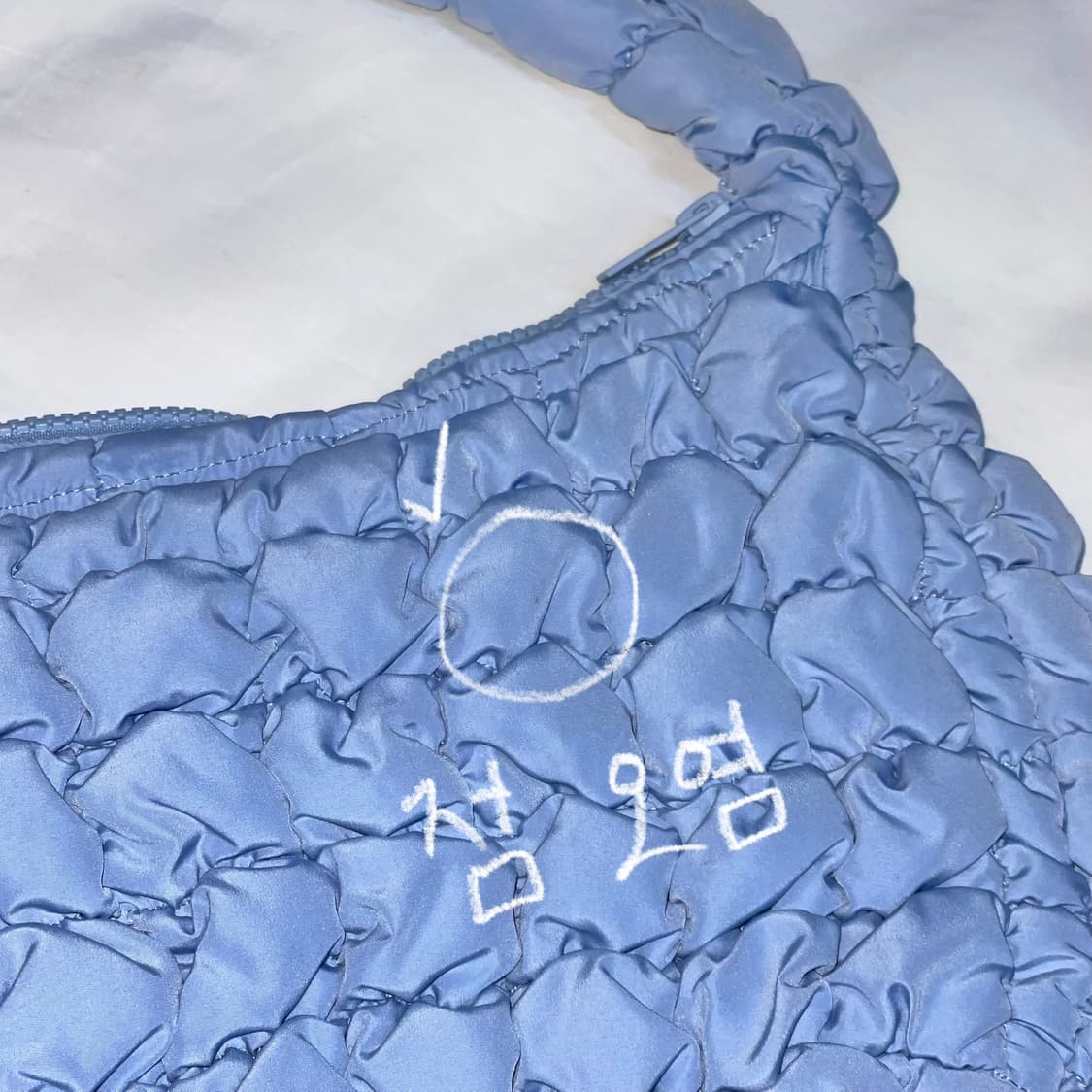 코스 퀼티드 미니 구름백 라이트 블루 상품이미지2