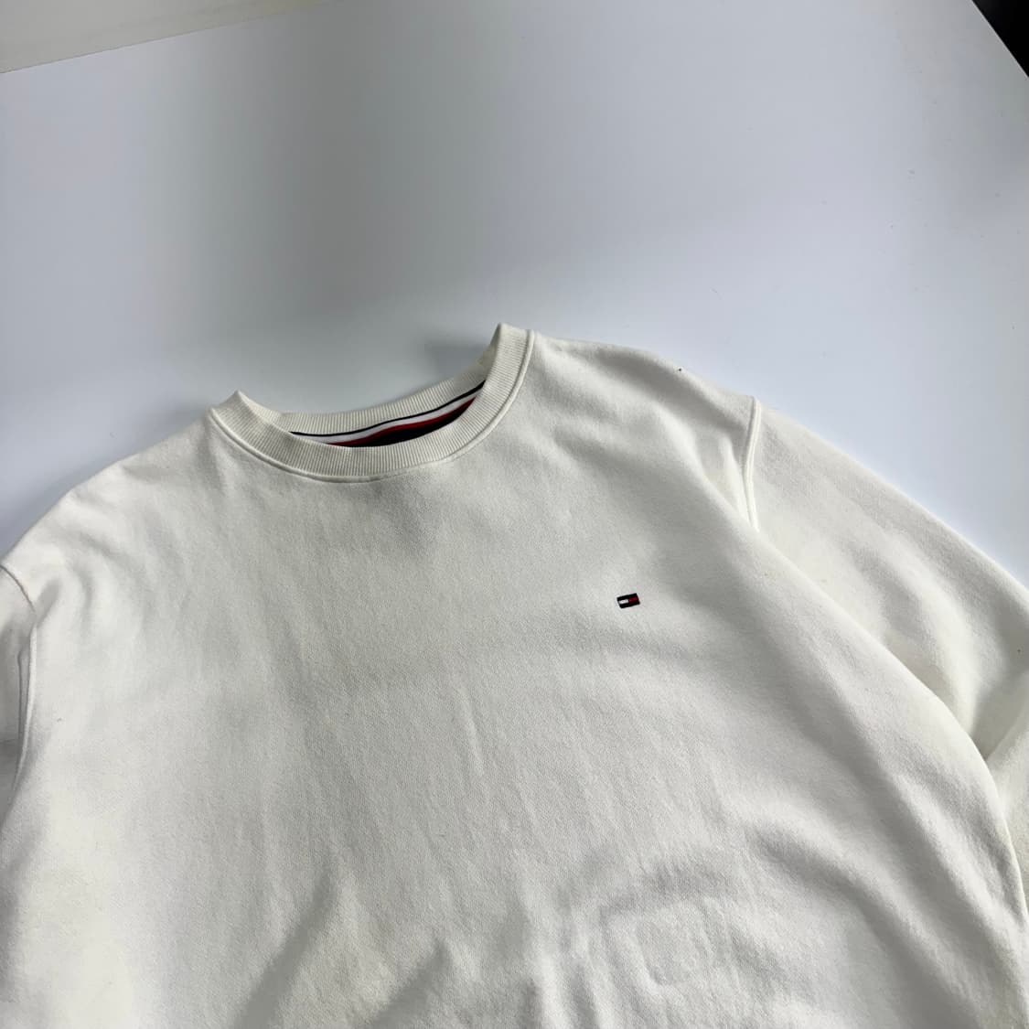 Tommy Hilfiger 타미힐피거 스몰로고 화이트 맨투맨  상품이미지4