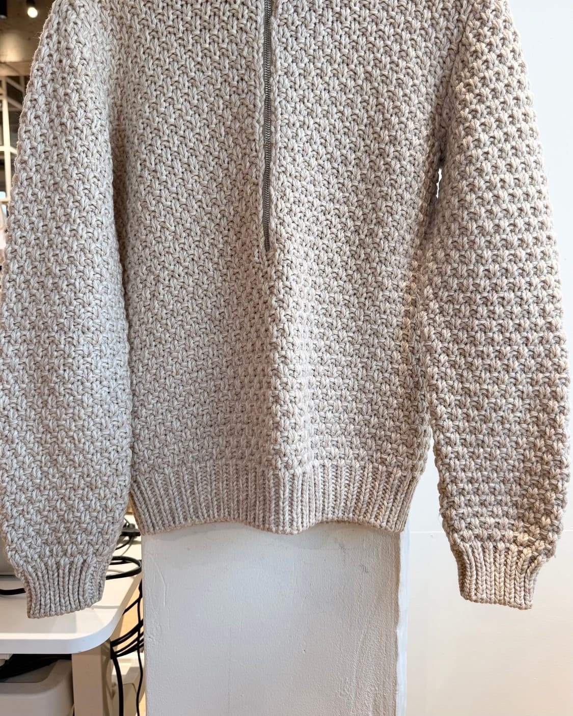 프라다 베이지 하프 집업 암패치 니트 상품이미지6