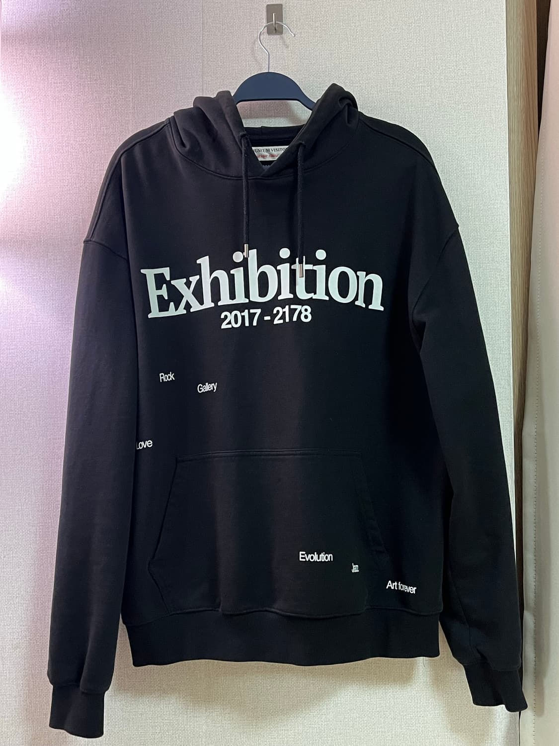 L 더뮤지엄비지터 후드 상품이미지1