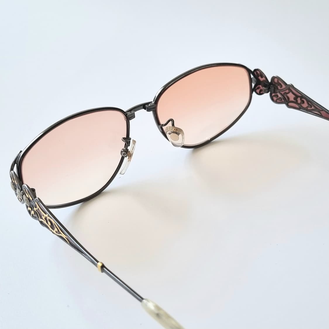 데드스탁 우아함을 담은 아르누보 스타일 틴트 선글라스 상품이미지5
