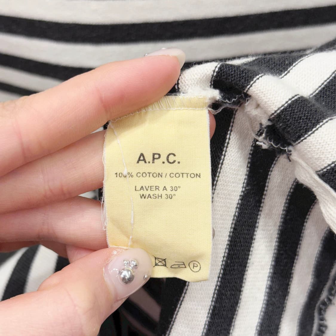 아페쎄 스트라이프 반팔 티셔츠 라운드넥 자수 디테일 블랙 아이보리 상품이미지8