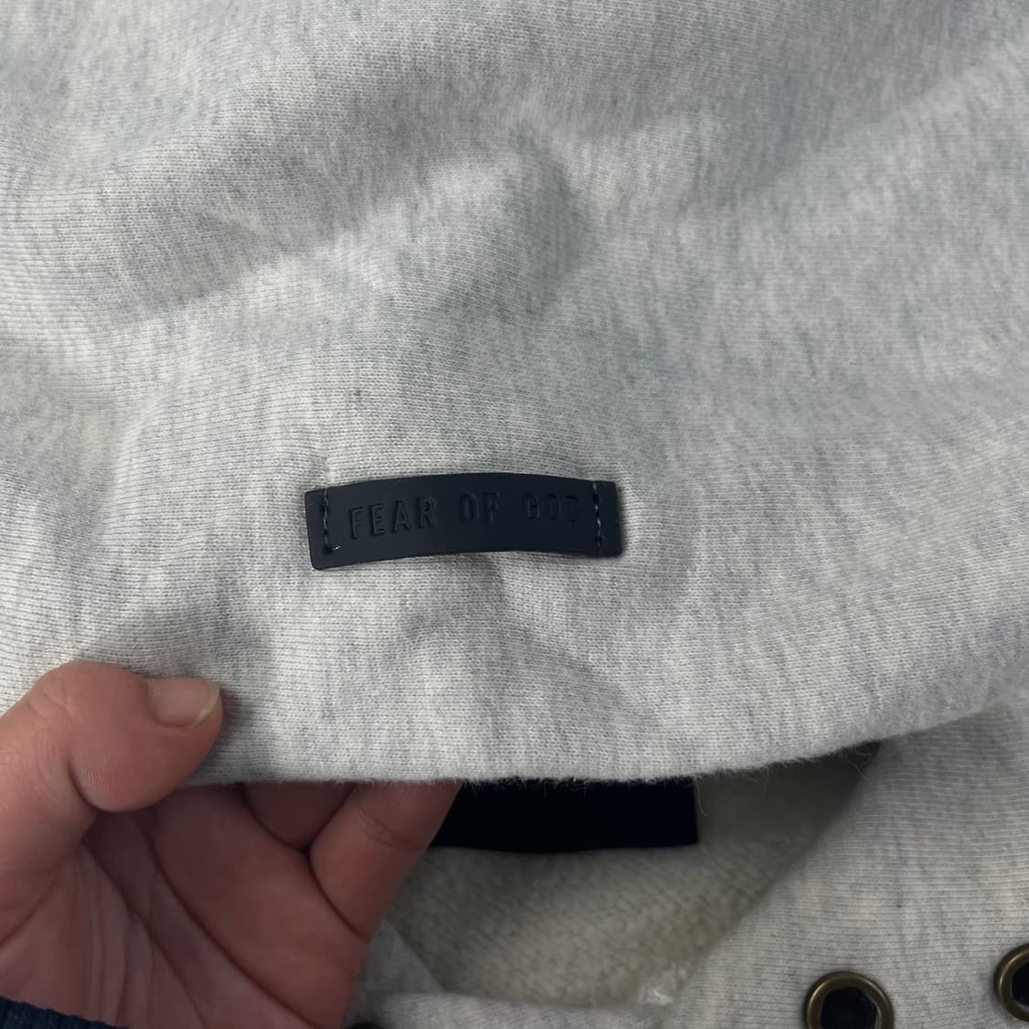 105 피오갓 에센셜 모나크 fg 로고 크림 후드티 상품이미지4