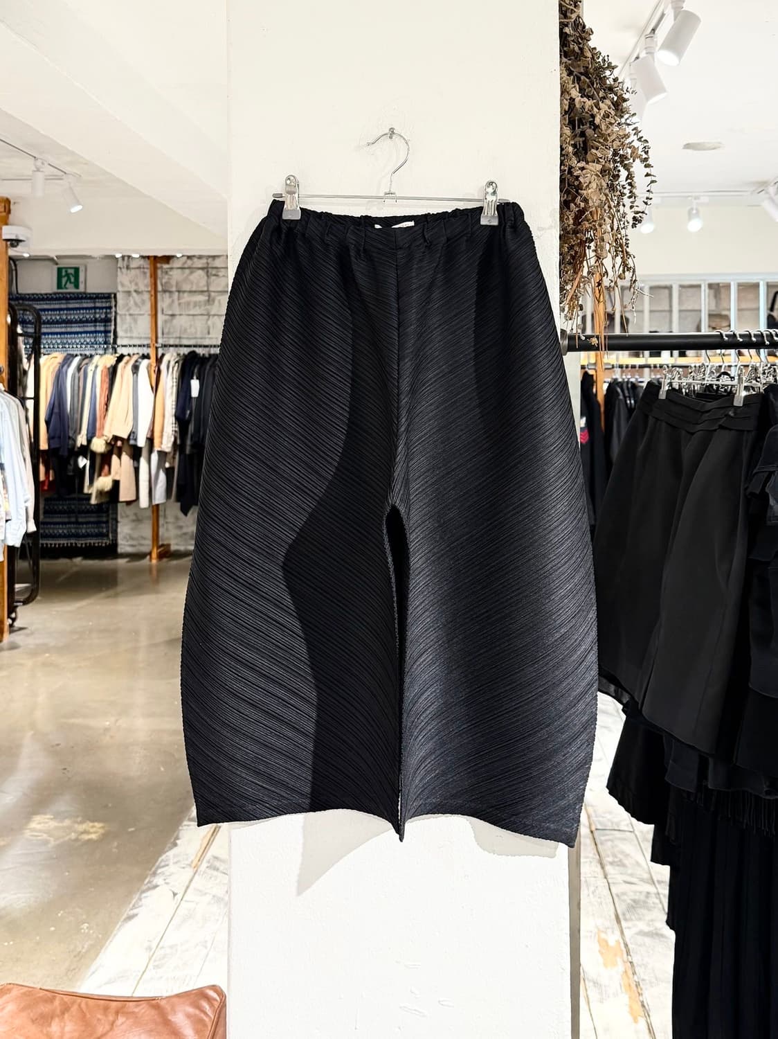 플리츠 플리즈 블랙 숏 라운드 팬츠 상품이미지1