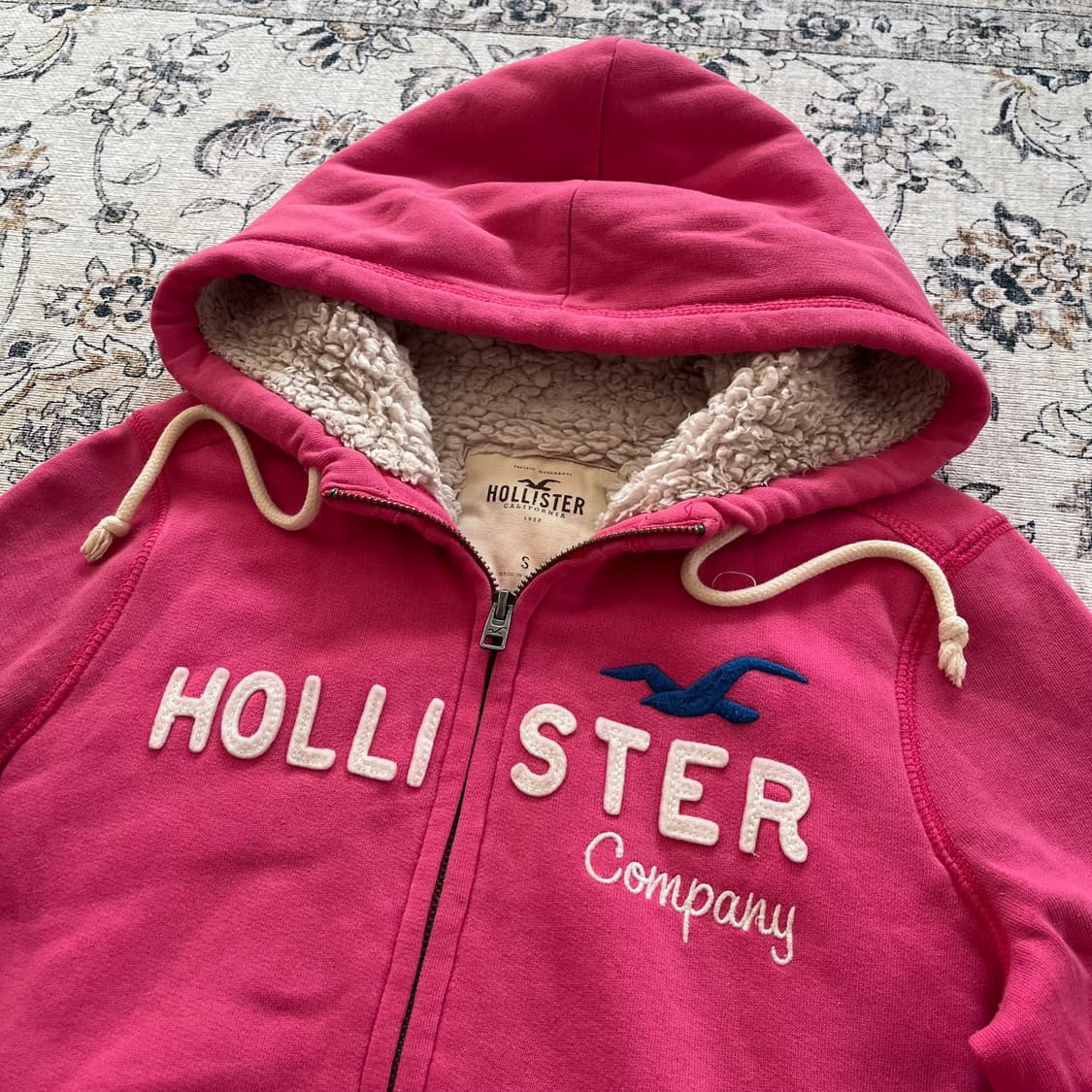 홀리스터 로고 패치 양털 후드집업 상품이미지1