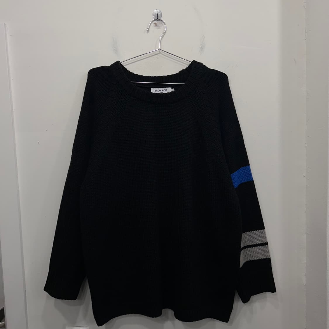 슬로우에시드 배색 래글런 트임 오버핏 니트 상품이미지2