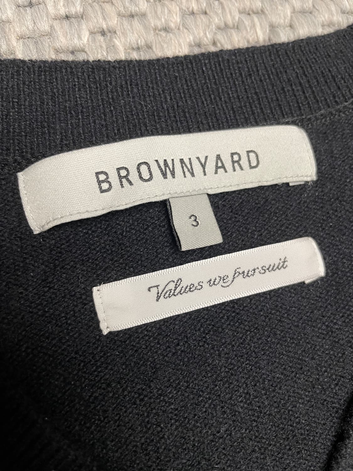 (3) 브라운야드 25FW 브이넥 니트 블랙 상품이미지4