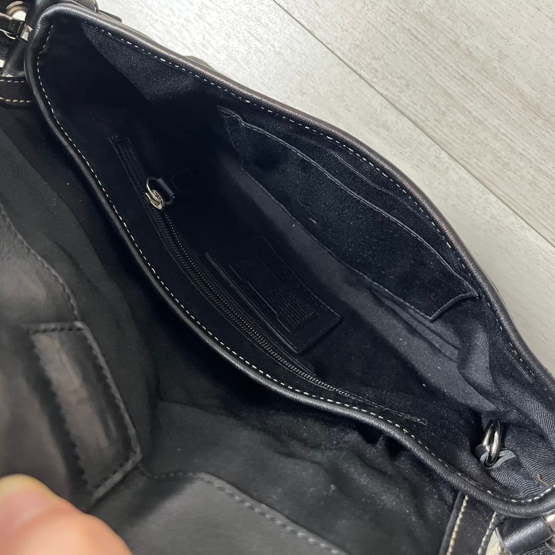 코치 빈티지 블랙 버클 레더 숄더백 상품이미지3