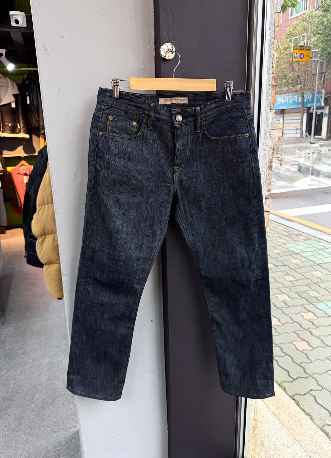 32/ 버버리 브릿 레더 백패치 스탠다드 데님팬츠 상품이미지2