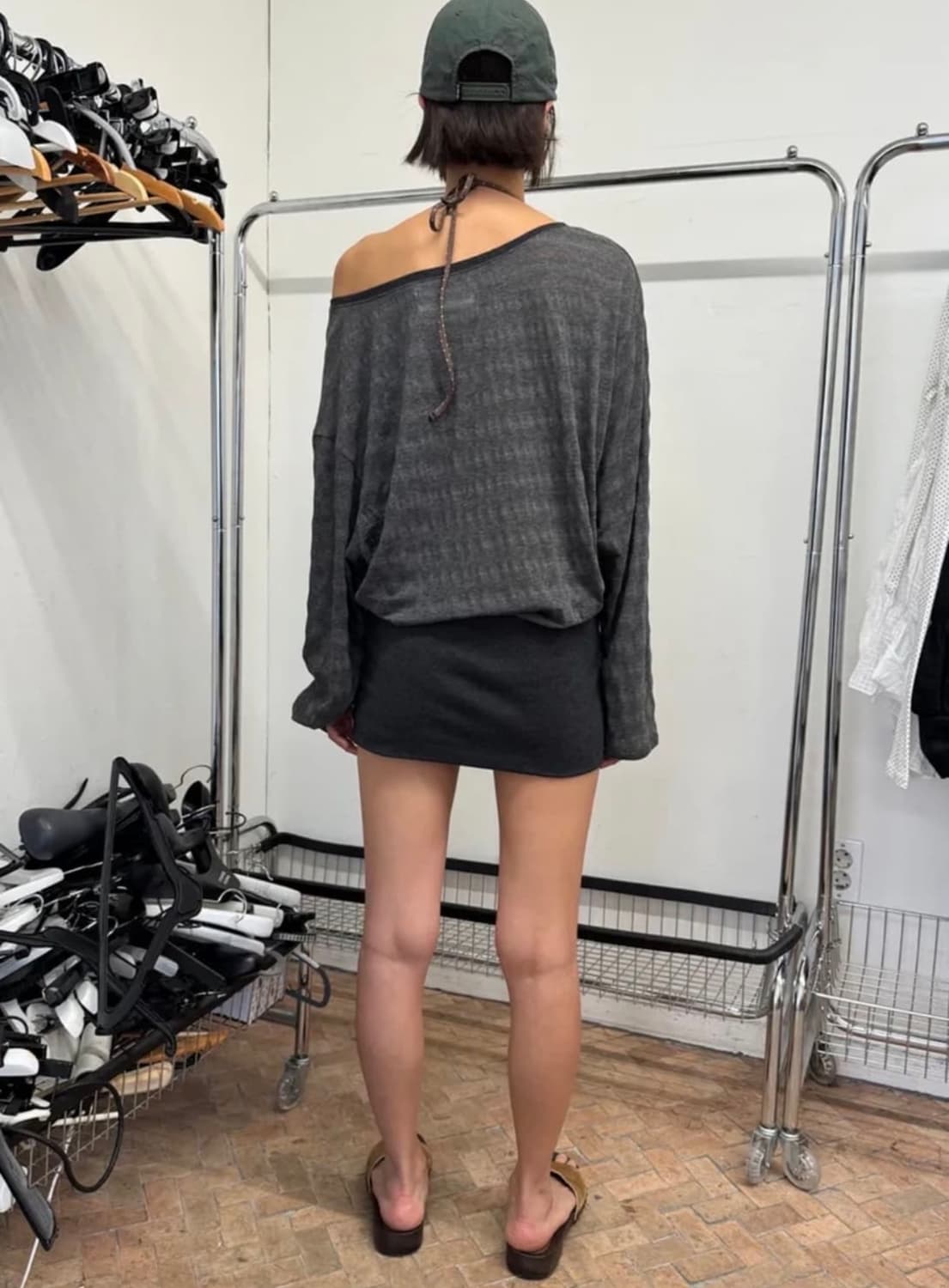 SEO RIBBED HEM OFF-SHOULDER TOP CHARCOAL 상품이미지2