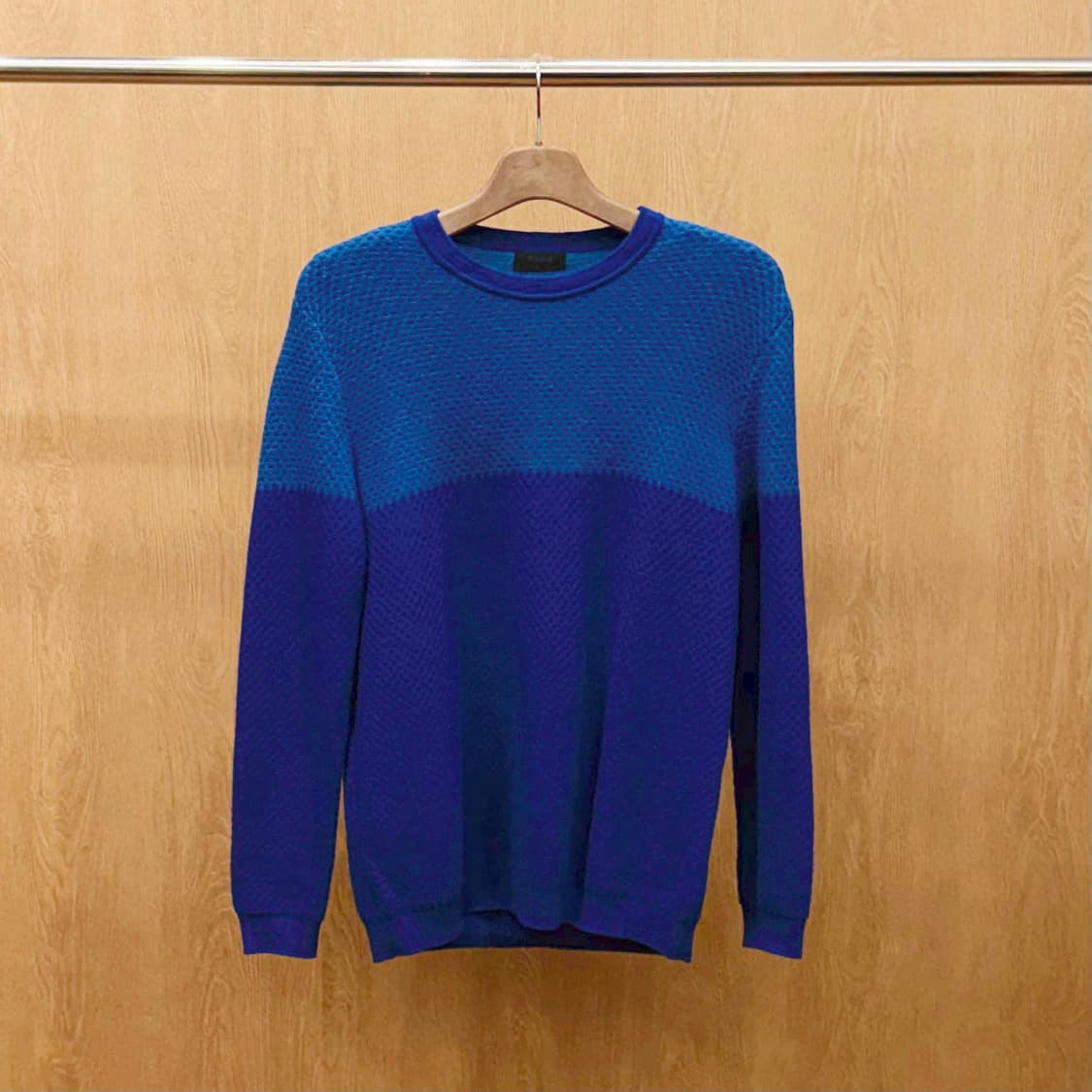 타임 라운드넥 니트 투톤 배색 와플 조직 텍스쳐 디테일 레귤러핏 블루 상품이미지2